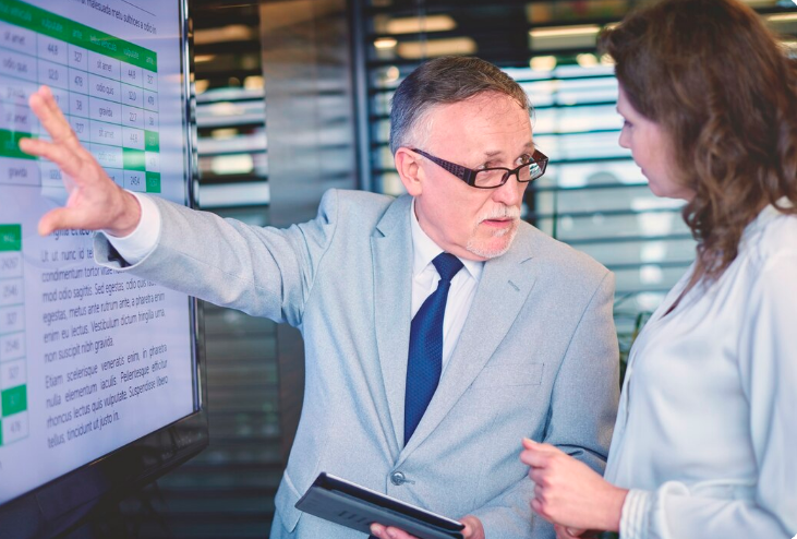 Optimización continua de la inversión en beneficios laborales según resultados