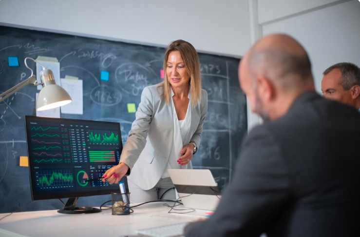 Decisiones financieras basadas en datos y tecnología empresarial
